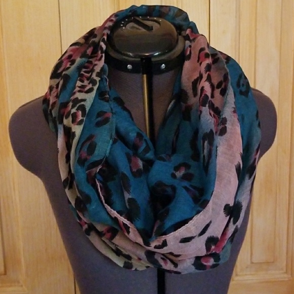 NWOT Lightweight Infinity Scarf - Picture 2 of 4